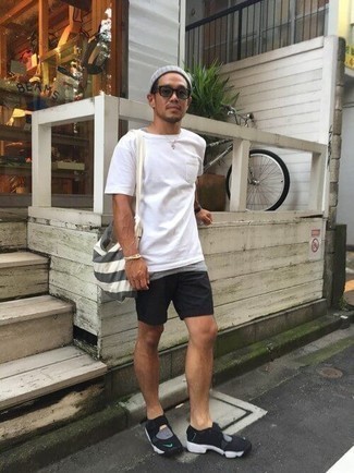 Как носить серую майку с черными шортами мужчине