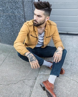 Как носить серую майку с синими джинсами мужчине