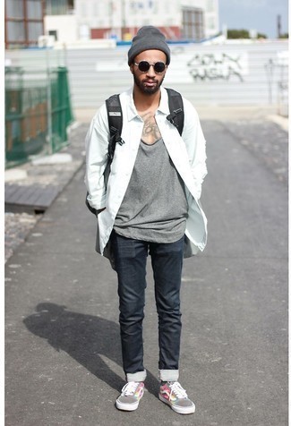 Как носить серую майку с темно-синими джинсами мужчине