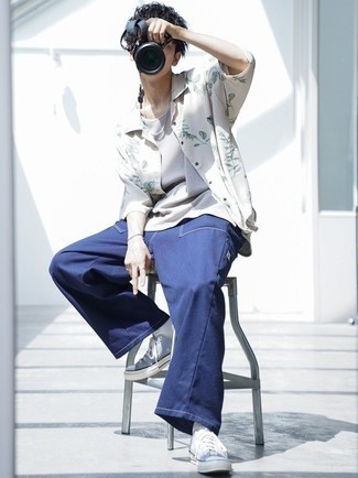 Какие рубашки с коротким рукавом носить с серой майкой мужчине