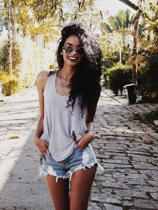 Какие шорты носить с серой майкой женщине