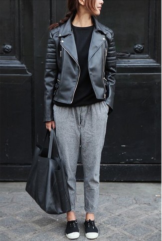 Какие косухи носить с серыми брюками-галифе женщине