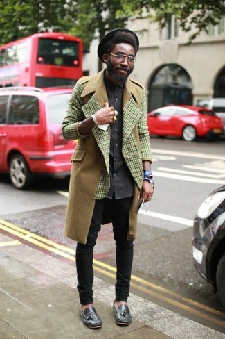 Какие джинсы носить с серыми лоферами с кисточками