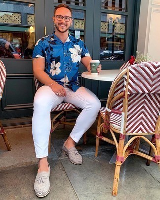 Какие джинсы носить с серыми лоферами с кисточками