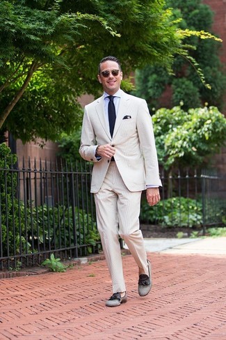 Какие костюмы носить с серыми лоферами с кисточками