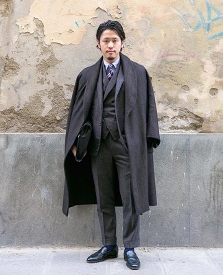 Как носить серый костюм-тройку с черными кожаными лоферами