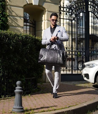 Как носить серый костюм-тройку с черными кожаными лоферами