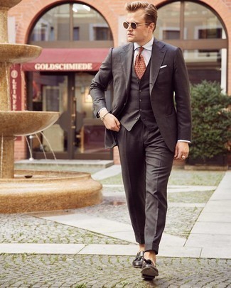 С чем носить серый костюм-тройку