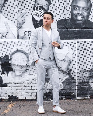 Какие низкие кеды носить с серым костюмом-тройкой