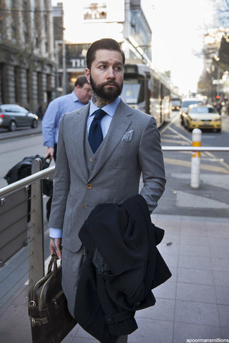 Какие длинные пальто носить с серым костюмом-тройкой