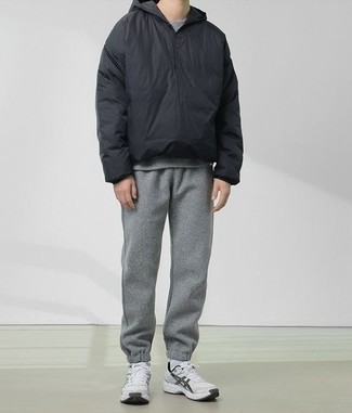 Какие кроссовки носить с серым спортивным костюмом мужчине
