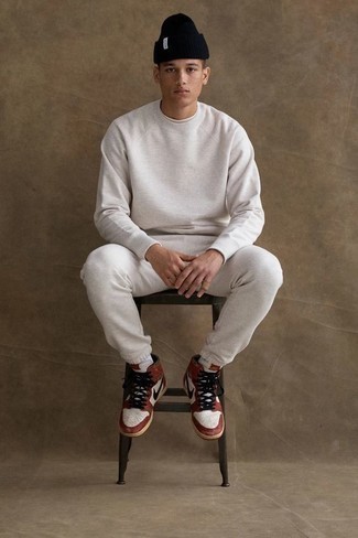 С чем носить серый спортивный костюм мужчине