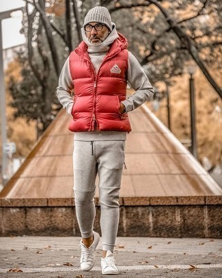 С чем носить серый спортивный костюм мужчине