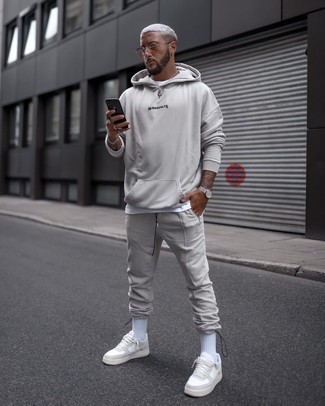 С чем носить серый спортивный костюм мужчине