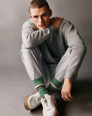 С чем носить серый спортивный костюм мужчине