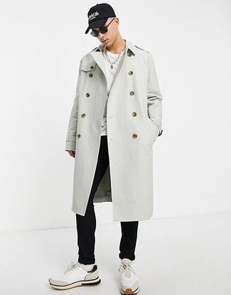 Какие кроссовки носить с серым плащом мужчине