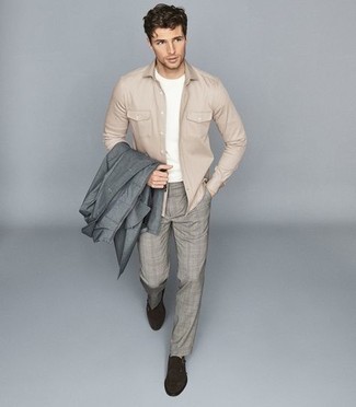 Какие брюки чинос носить с серым плащом
