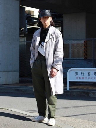 Какие брюки чинос носить с серым плащом