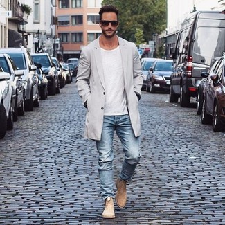 Какие джинсы носить с серым плащом мужчине