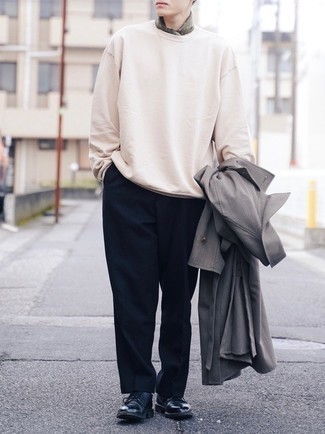 С чем носить серый плащ мужчине