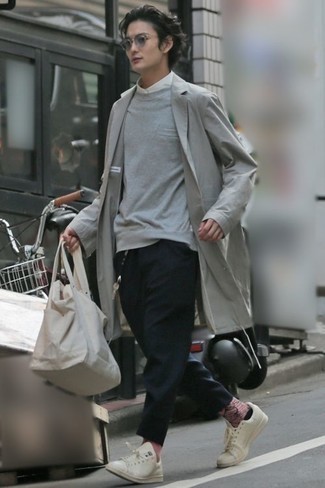 Какие низкие кеды носить с серым плащом мужчине