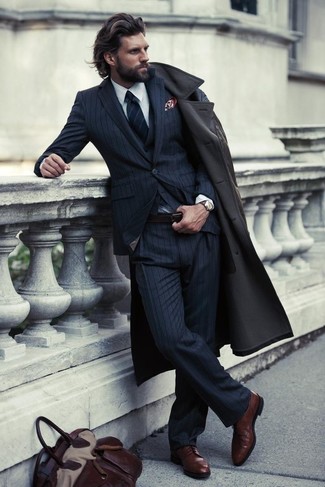 Какие костюмы-тройки носить с серым плащом