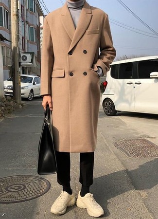 Как носить серую водолазку с бежевыми кроссовками мужчине