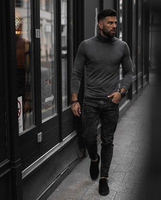 Как носить серую водолазку с черными низкими кедами из плотной ткани мужчине