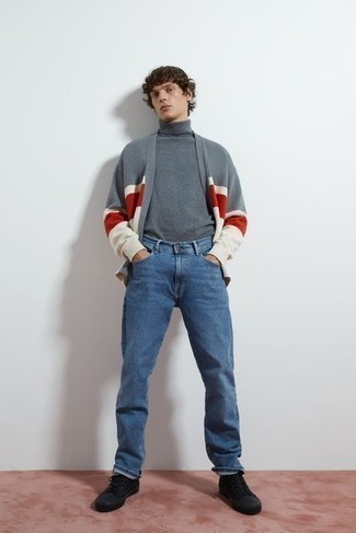 Как носить серую водолазку с черными низкими кедами из плотной ткани мужчине