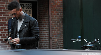 Как носить серую водолазку с черными джинсами мужчине