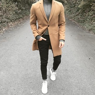 Как носить серую водолазку с черными джинсами мужчине