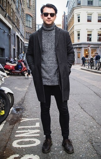 Как носить серую водолазку с черными джинсами мужчине