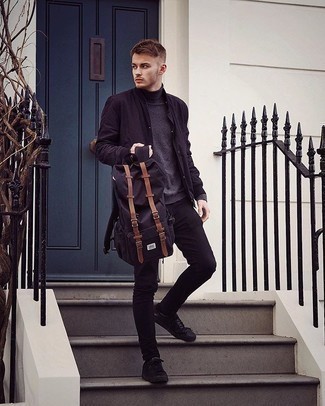 Как носить серую водолазку с черными джинсами мужчине