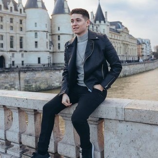 Как носить серую водолазку с черной кожаной косухой мужчине