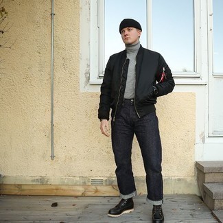 Как носить серую водолазку с черными кожаными повседневными ботинками мужчине