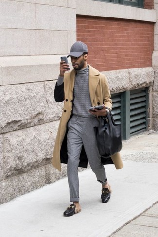 Как носить серую водолазку с черными кожаными лоферами мужчине