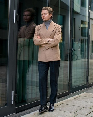 Как носить серую водолазку с черными кожаными лоферами мужчине