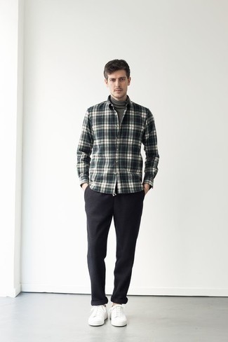 Как носить серую водолазку с синими брюками чинос