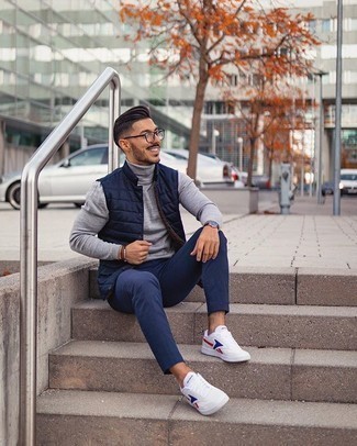 Как носить серую водолазку с синими брюками чинос