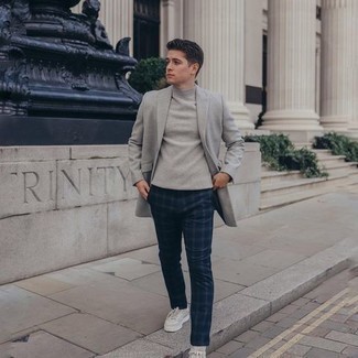 Как носить серую водолазку с синими брюками чинос