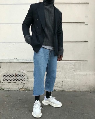 Как носить серую водолазку с синими джинсами мужчине