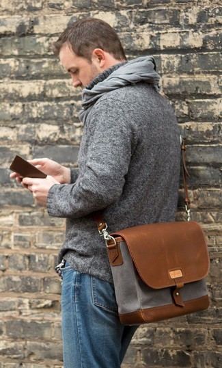 Как носить серую водолазку с синими джинсами мужчине