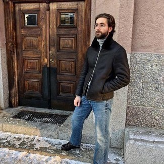 Как носить серую водолазку с синими джинсами мужчине