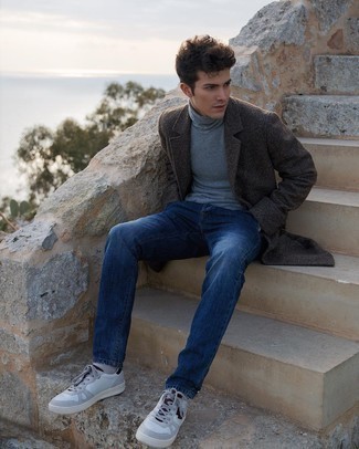 Как носить серую водолазку с синими джинсами мужчине