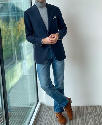 Как носить серую водолазку с синими джинсами мужчине