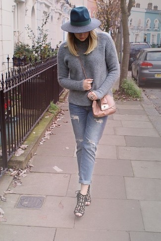 Какие джинсы-бойфренды носить с серой водолазкой