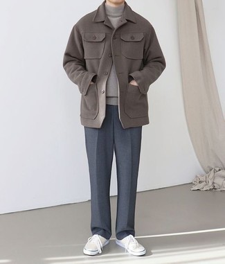 Как носить серую водолазку с коричневой курткой-рубашкой мужчине