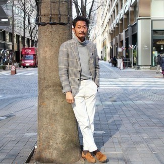 Как носить серую водолазку с коричневыми замшевыми лоферами мужчине