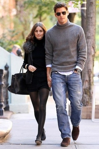 Как носить серую водолазку с коричневыми замшевыми лоферами мужчине