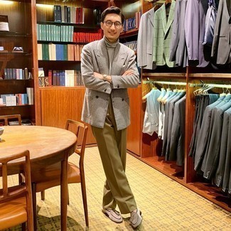 Как носить серую водолазку с темно-серым пиджаком мужчине